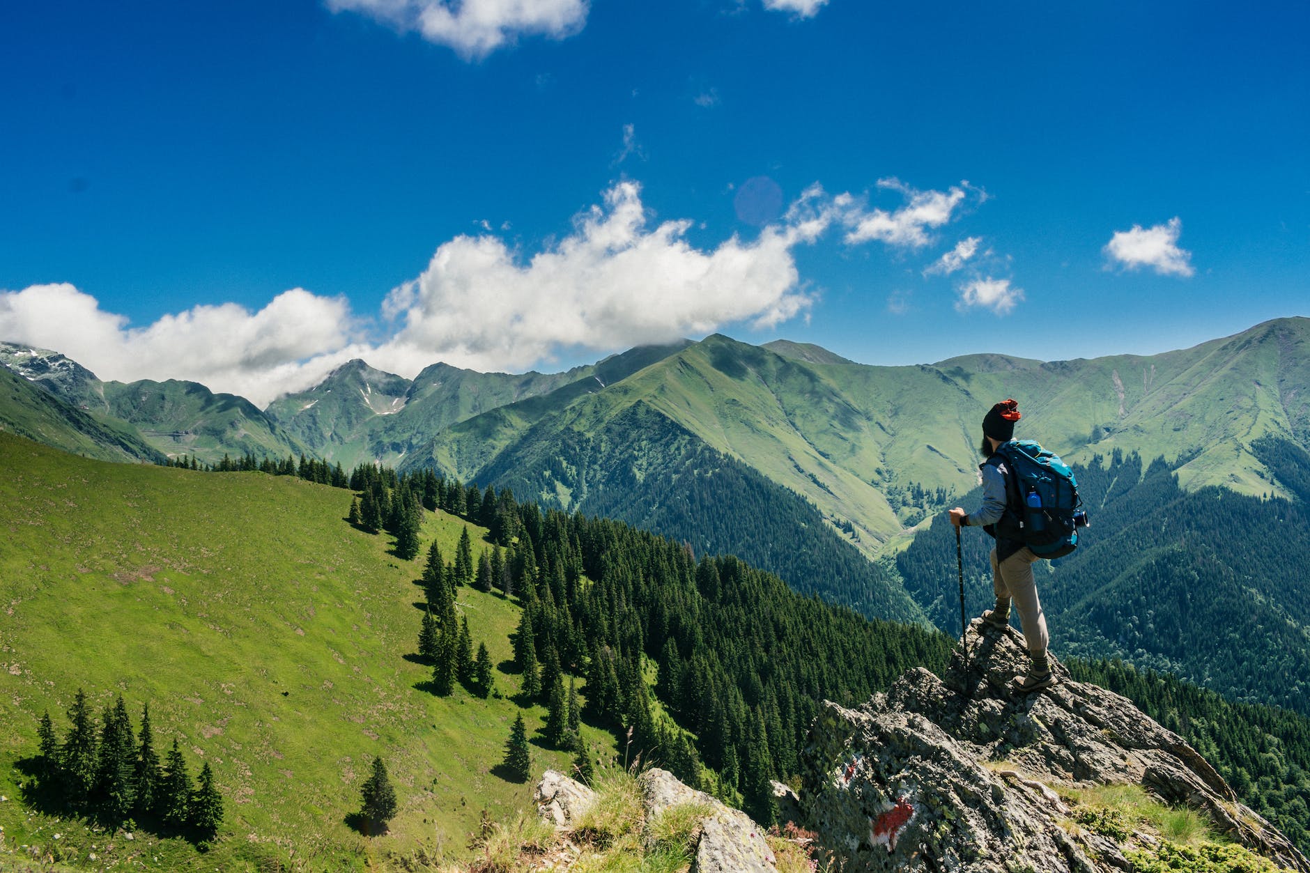 Mann, Der Auf Einem Felsen Steht