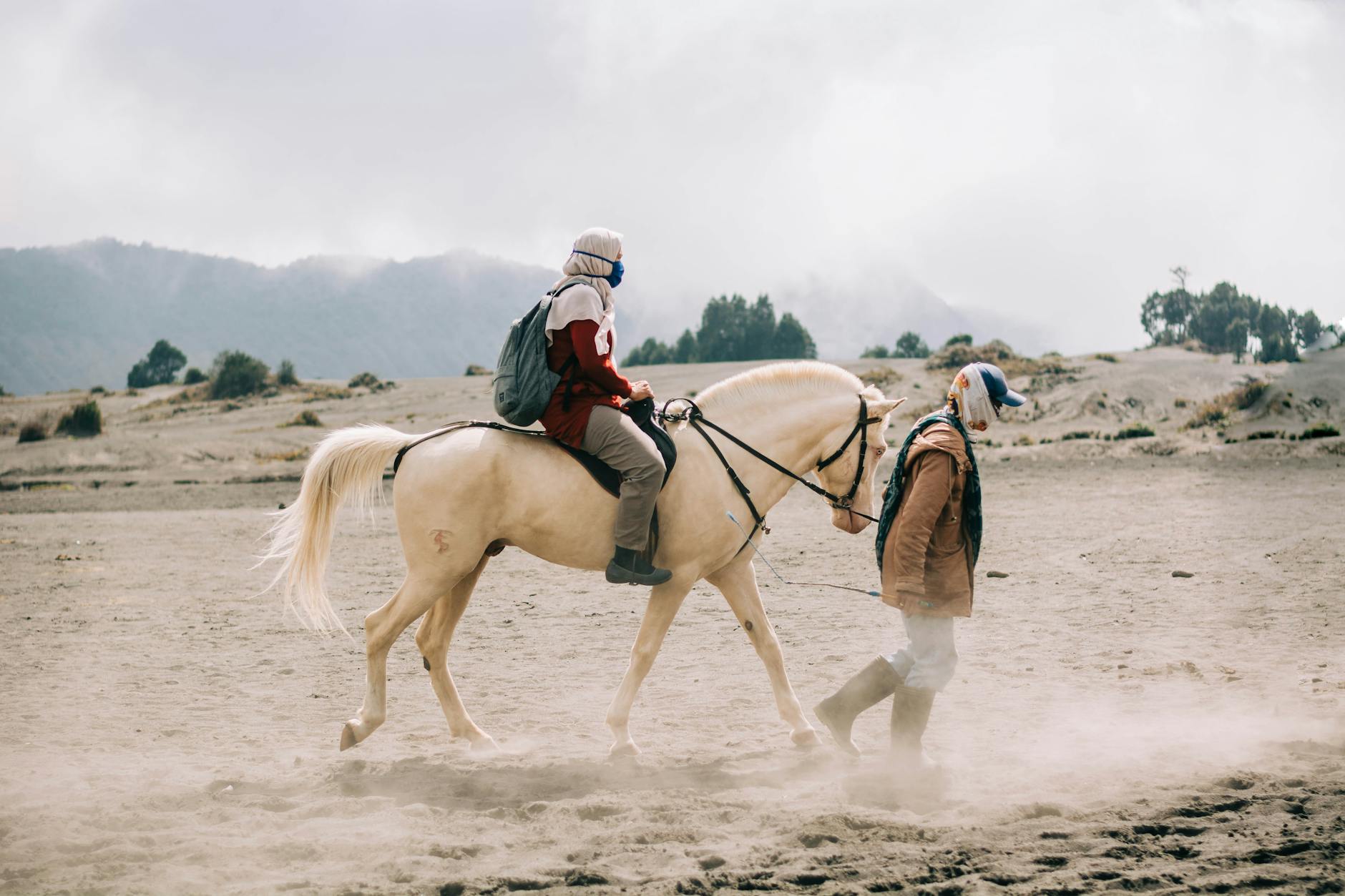 Foto Der Person, Die Ein Pferd Reitet