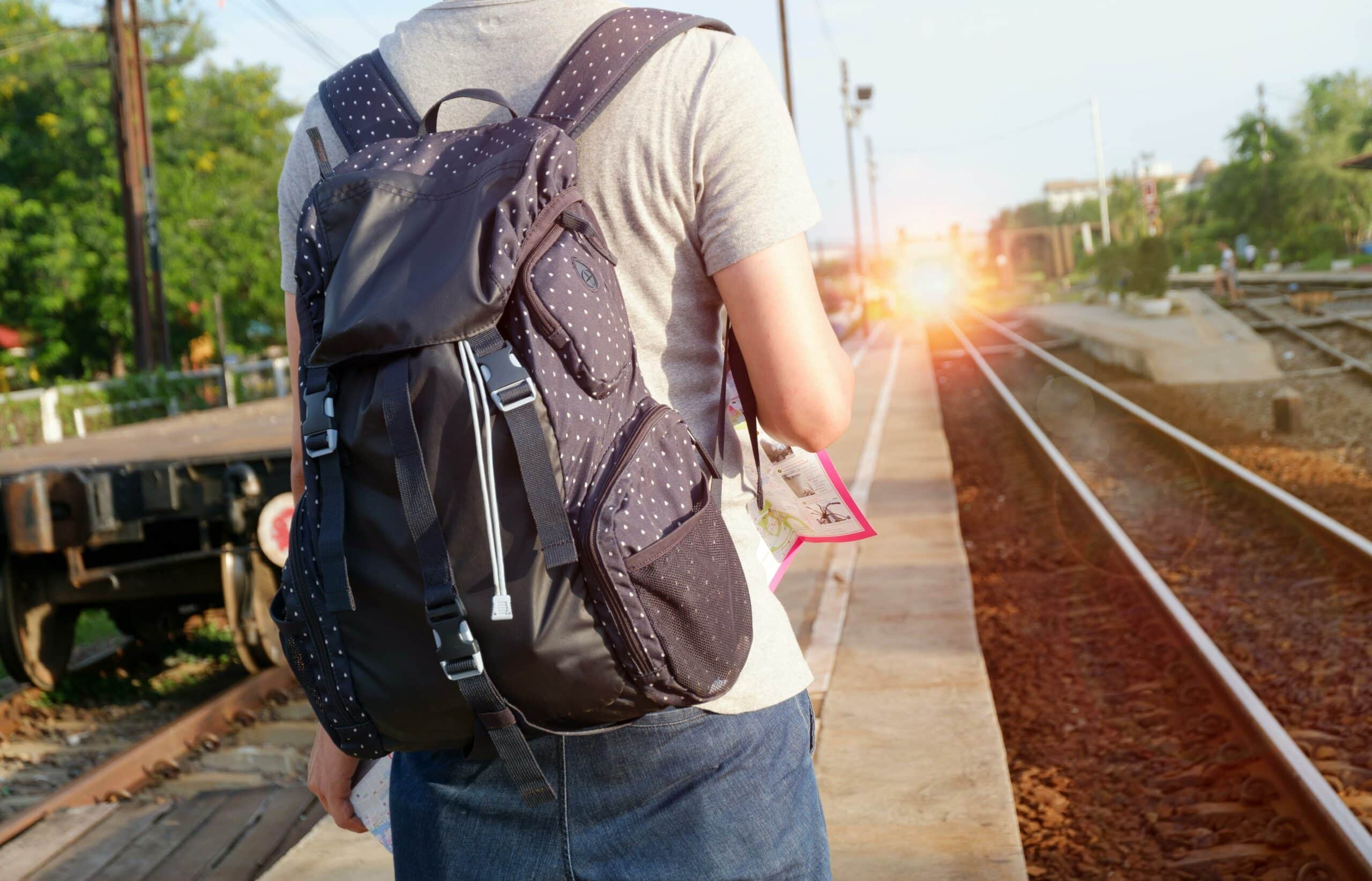 Person Im Grauen Oberteil Mit Rucksack, Der Auf Zug Wartet