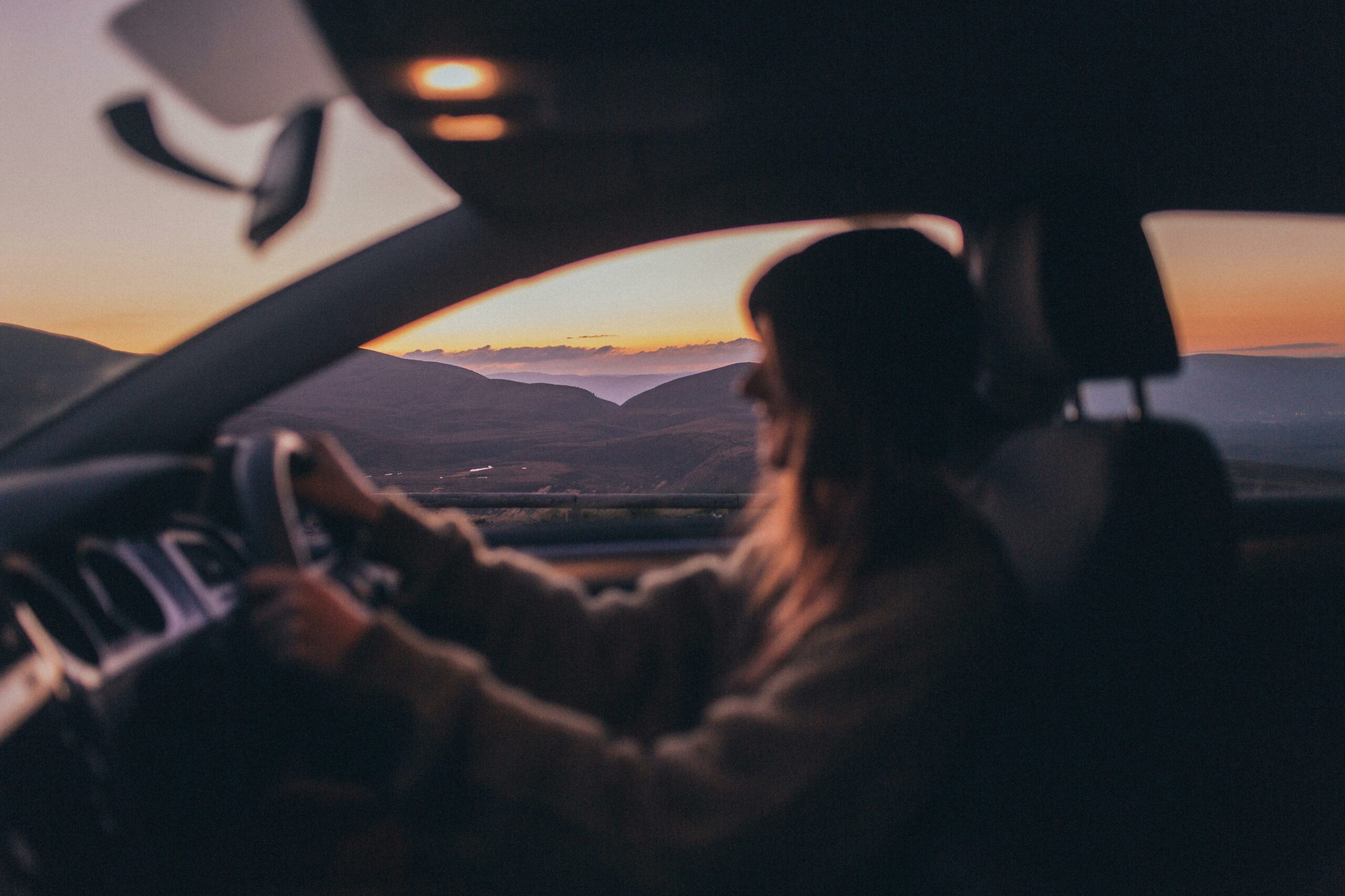 Foto Der Person, Die Ein Fahrzeug Fährt