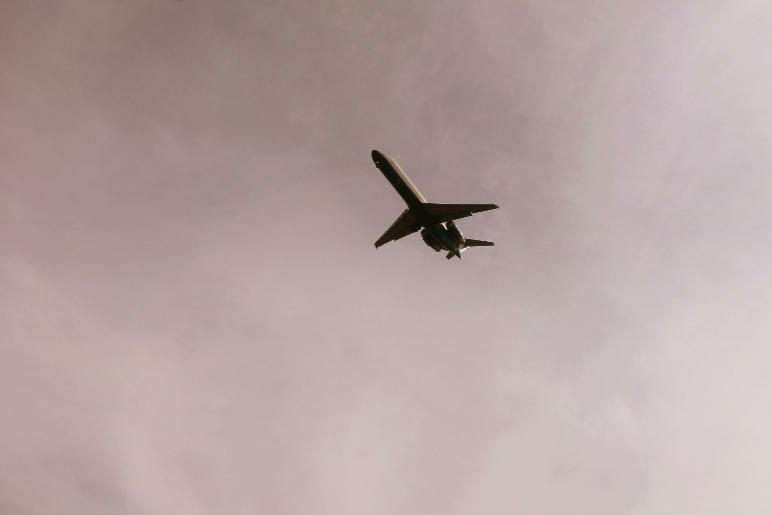 Flugzeug Fliegt In Der Luft Unter Grauen Wolken